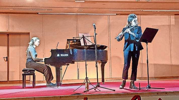 Margherita Menardi Diornista e Vittoria Fait ’s à contà nafré de storia de r’opera lirica, co ra bela vojes de i so strumente.
