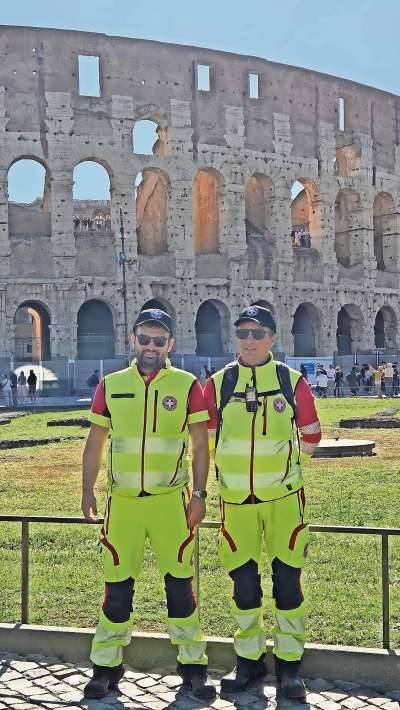 Luca e Michele davánt al Colosseo.
