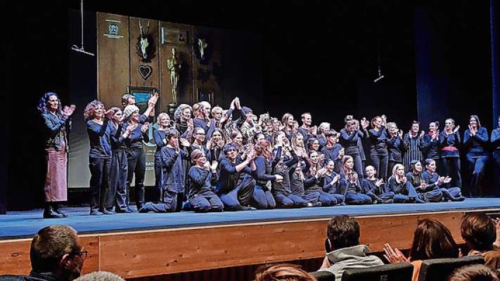 El palco de ‘l Alexander Girardi pien de ome e femenes, de śoen e de pize che fesc teatro. Pien de vita.
