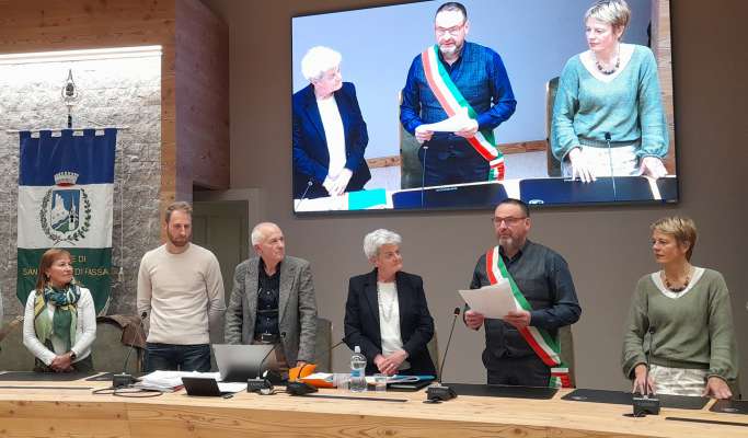 L jurament del ombolt Giulio Florian, te anter i assessores e l secretèr.

