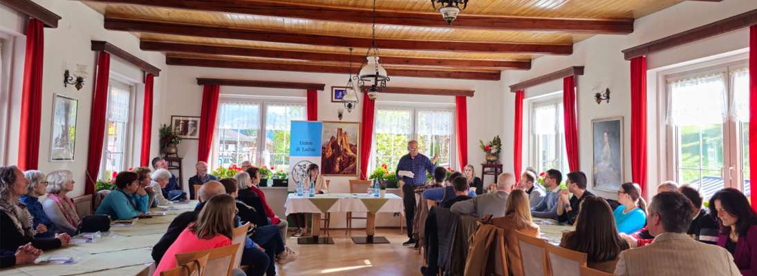 L president Fernando Brunel à rejonà te na sala piena de jent.
