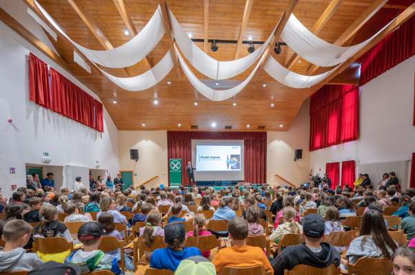 Öna dles döes premiaziuns s'á desfiré tla scora d'Al Plan. foto:Raiffeisen
