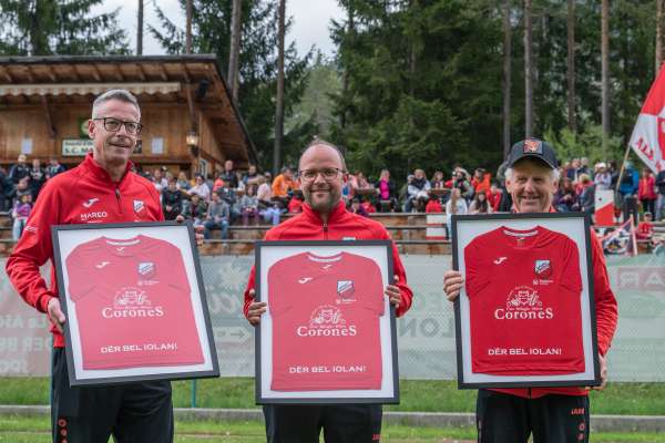 Onoranza y Iolan por i alenadus Wolfgang Dorigo, Günther Geiregger y Paul Chizzali. (Foto: Gianvito Coco)
