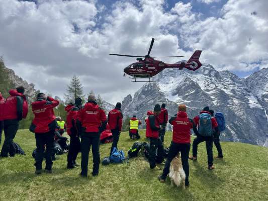 Socoridus dl Aiüt Alpin da döta la valada sön Pares por la proa. (Foto: ©Karin Pizzinini)

