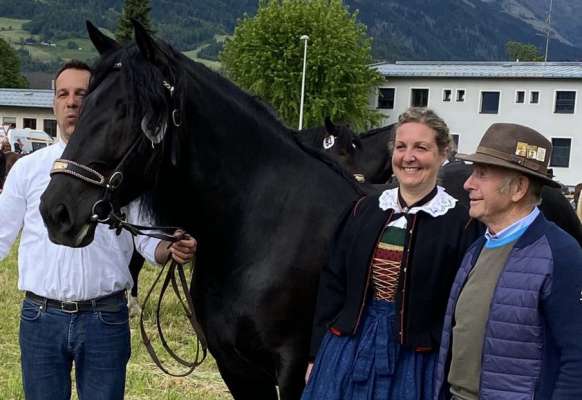 A Lienz: Christian Nagler cun la ciavala "Flora", Edith Obexer dla Federaziun Provinziala y Enrico Nagler, che mëna da passa 40 agn la Uniun di Ciavai Norics dla Val Badia,
