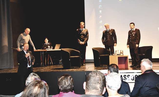 Dancà mpe cun l microfon Reinhard Schmalzl, presidënt dla ANC/Gherdëina, dovia cun l saxofonn Giorgio Callegari, che à abelì l’ancunteda cun mujiga, Valentina de Cinque che à judà cun la pert tecnica, Erhard Zemmer, Brigadier Capo QS, l LGT. Piero Silvestrin, l cumandant dla Stazion de Urtijëi, l LGT. Luca Desideri, Cumandant dl nucleus Operatif y Radiomobile dla Cumpanìa. Foto: Martin da Cudan.
