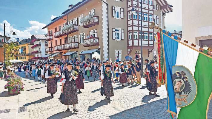 I Ladis de ancuoi, cemodo che s’i vede canche ‘l é calche festa: mancia ancora algo, par vardà con fiduzia al doman.
