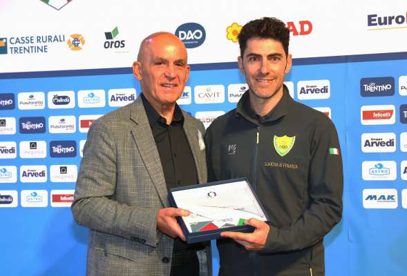 Stefano Gross premià da Tiziano Mellarini. (Fotostudio3Andalo/Pegasomedia)
