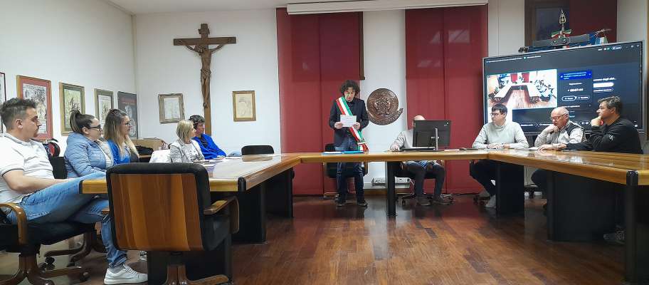 L Consei de Comun scoita l jurament del ombolt Alessandro Bernard.

