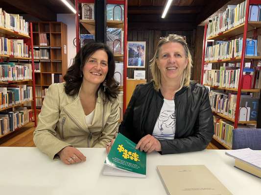 Sabrina Rasom e Nadia Chiocchetti, respetiv. diretora e linguista del ICL.
