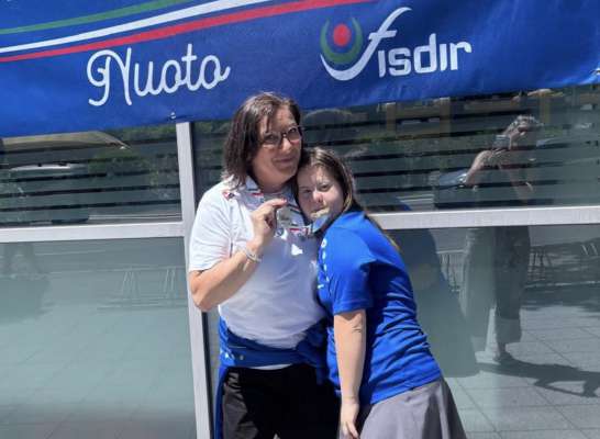 Emy Ganibegovic cun l’alenadëssa y maestra de sostëgn Sabrina Da Col.
