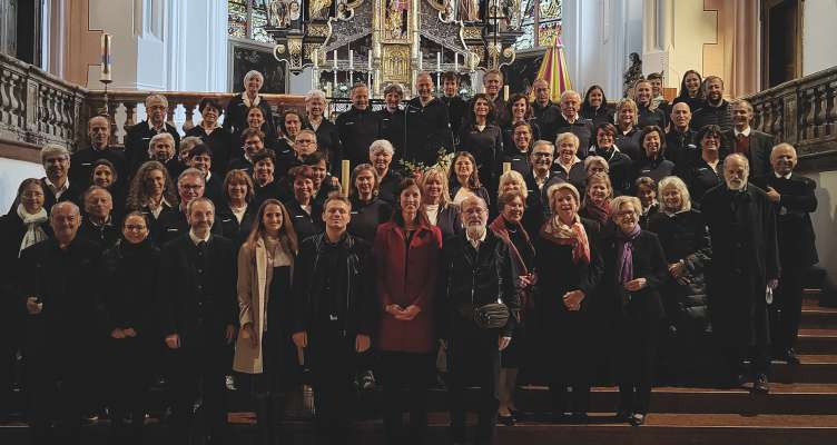 L Cor y Urchestra de Urtijëi, cun la dirighënta Felicitas Schweizer, y l Cor dla Basilica St. Michael a Mondsee, sot ala bacheta dl dirighënt cunesciù Norbert Brandauer. Deberieda àn ciantà y sunà la Mëssa de Ncuronazion de Mozart.
