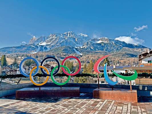 I spectacular, i zinche cerce segne de ra Olimpiades e i tre agitos de ra Paralimpiades: i Śoghe 2026 i ciama foreste in Anpezo anche d’istade.
