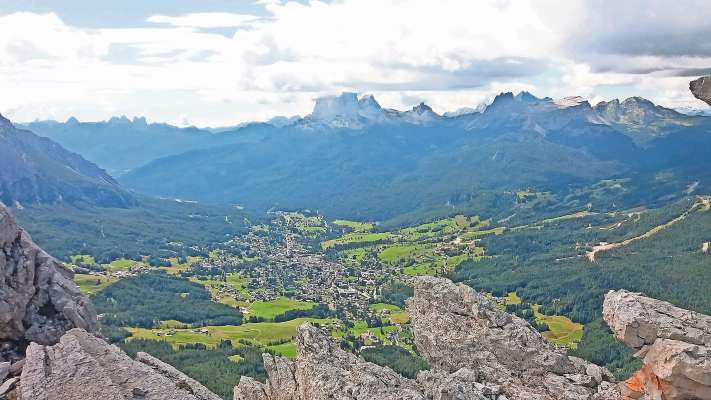 Cuante ciantoi scondude elo inze ra Val de Anpezo, che i merita de ese conoscude, da i insegnà a i pizete.
