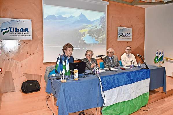El 2025 ‘l é un outro an de gran laoro par ra Union de i Ladis de Anpezo, anche par i zincuanta ane da canche r’é nasciuda, ai 4 de dezenbre del 1975.

