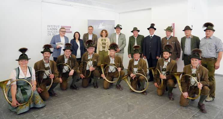 Rapresentanc dl Istitut Ladin Micurá de Rü, dla scora, dl ciamp pedagogich,y di iagri, cun dant i sonadus dl grup di corgn da ciacia Ladinia. foto:ILMdR
