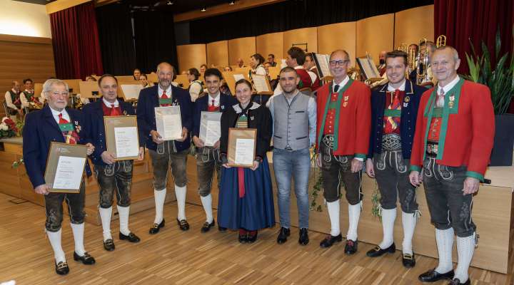 Les onoranzes é gnüdes surandades ai mëmbri dal presidënt dla Uniun dles Musighes Val Badia Heinz Canins deboriada al surastant di mënamaza dl raiun de Puster Franz Plangger y l’ombolt Roman Crazzolara. foto: Freddy Planinschek
