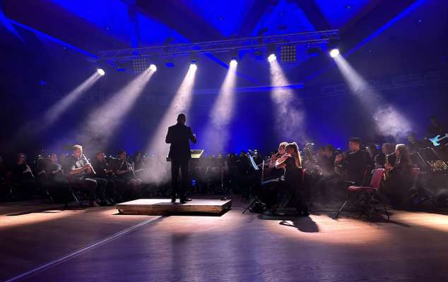 N moment del spetacol »Fiat Lux. Scouta la lum, veit la musega«.
