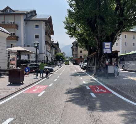 Na lerch nueva per chi che va cun la roda. L Chemun de Urtijëi à purtà tl luech chësc cunzet sibe per na majera segurëza sun streda, che per na cuestion de mubiltà.
