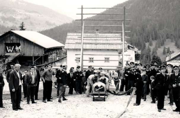 Eserzitaziun cun la pumpa en gaujiun dla incuntada raionala di stödafüch dla Bassa Val de Puster, l’ann 1964.
