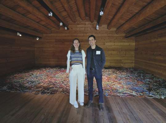 Magdalena Messner y Hubert Kostner, artist, tla sala de lën tl Tublà da Nives pra n si lëur cun cordes.
