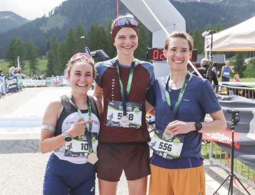 La primes trëi pra l'ëiles (da m.c.): Martina Falchetti de Gherdëina, Amelie Muss y Katharina Esswein dla Austria. (Foto: newspower.it)
