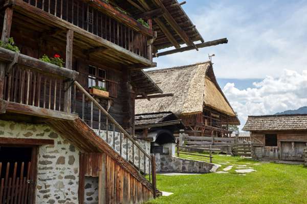 Odüda sön ciases vedles y frabicac da paur che é da odëi tl Museum Etnografich da Dietenheim. Chësc é ma un di passa 50 museums che an pó vijité debann, cun l’Abo+. (Foto: © Hermann Maria Gasser - Museum Ethnografich)
