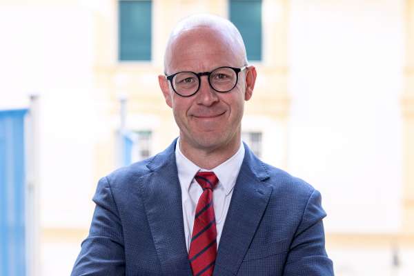 L retour prof. Alex Weissensteiner: "Nos volon ti permete a les persones da desfiré n stude con n ritm che se lascia lié ben con sia situazion de vita atuala." Foto: ©unibz
