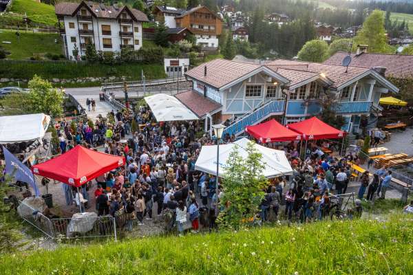 Por la festa de iubileum é rová adalerch amisc de familia, ghesć y tröpa jënt dl post. foto:Freddy Planinschek
