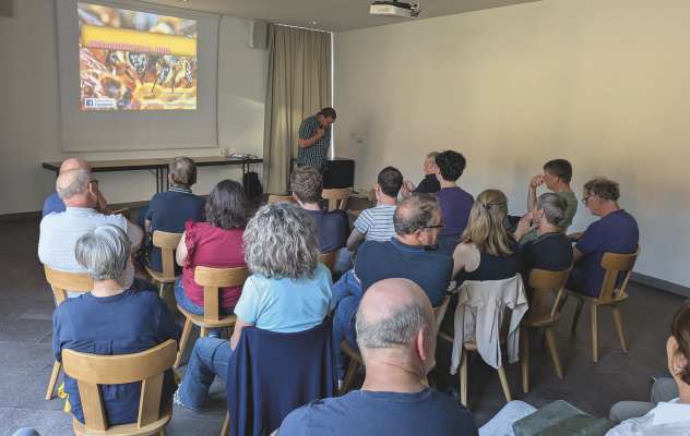 Sce na populazion d’eves ie plëina de varroa, pona muessen cialé de giapé demez l parassit al plu prësc. Andreas Putzer, espert de chësc ciamp, à spiegà co ti vester ntan
