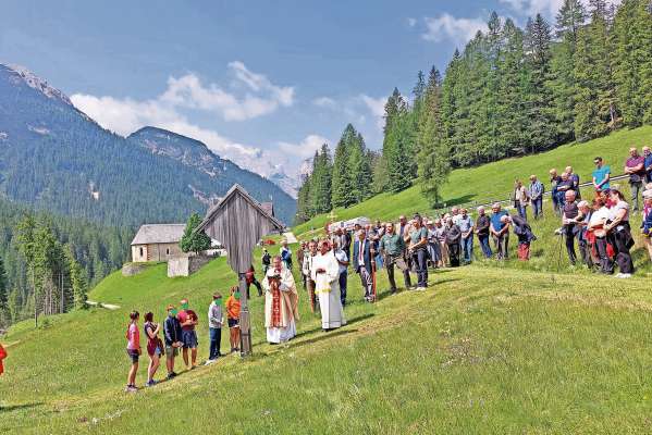 Ra portiscion e ra benedizion de ra monte, par scomenzà i laore de ra noa stajon.
