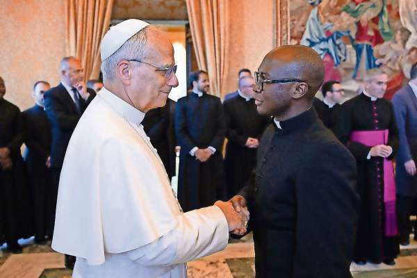 Padre Abraham ntánt n’encontada con Papa Leon XIV.
