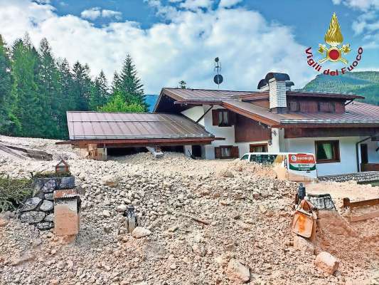 Ra roa de ‘l Antelou sora ra ciaśes de Cianzia, paes de Borcia in Cadore. (Foto: Ponpiere Provincia de Belun)
