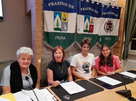 La assessores Florian e Dellagiacomma con Andreas Rizzi e Serena Francesconi se cruzia de la comunicazion sui social.
