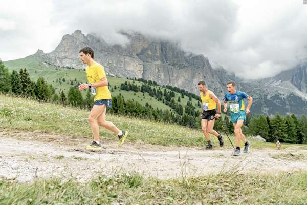 I concorenc de la Val de Fascia Running passa fora i ciantons più bie de nesc paijes e i rua ence sa mont.
