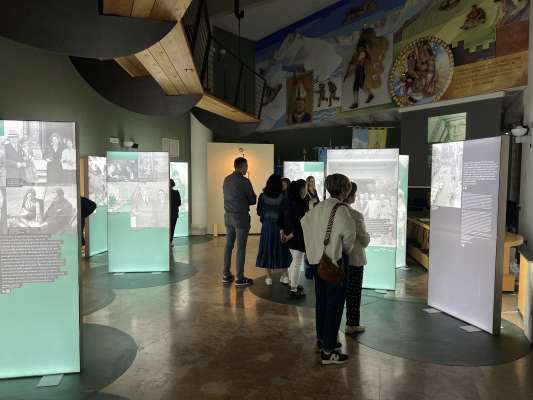 La mostra la é stata metuda fora te Comun de Cianacei, a pe pian e te sala de consei.
