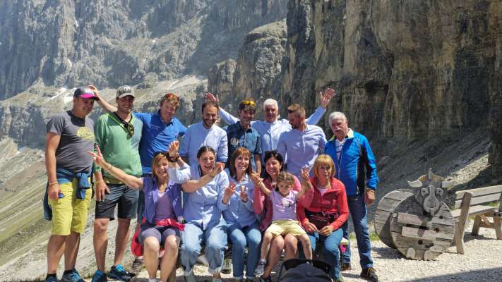 Le familie Trottner se à binà sa le Coronele per festejar i 80 egn sal refuge con n muie de amisc.
