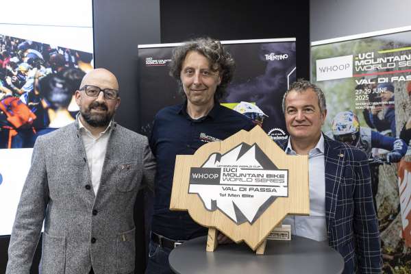 L diretor ApT Nicolò Weiss, l diretor de gara William Basilico e l vizepresident  Gregn Evenc Gianni Rasom col trofeo (Foto Raffaele Merler)
