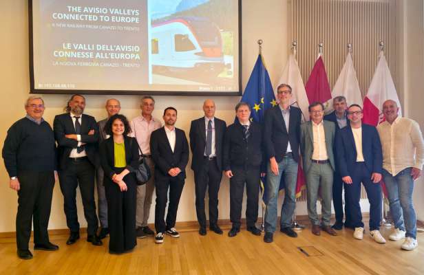 Massimo Girardi coi partezipanc al convegn a Bruxelleas.
