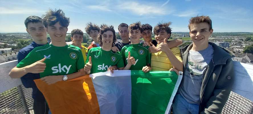 Cun la bandira irlandeja sön la "Round Tower", che é za. 800 agn vedla.
