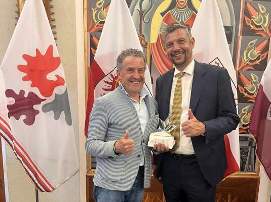 Lois Kastlunger da La Ila cun l’assessur ladin Daniel Alfreider, en chësc de a Trënt, canche le Sorvisc ai jogn á podü pié do le pest por les "ezelënzes dl volontariat jonil". Foto: Sorvisc ai Jogn
