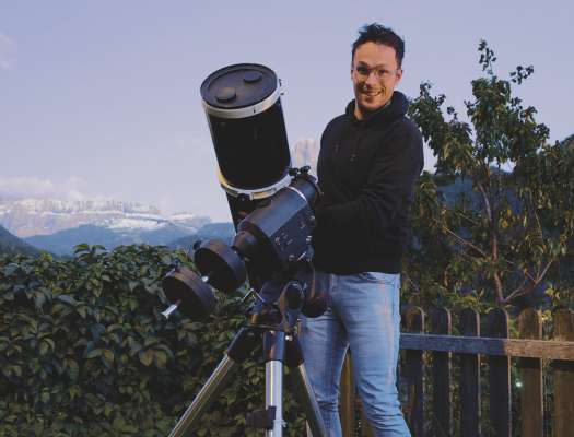 Stefan Cainelli, astrofotograf hobby, vcun dut si ecuipajamënt.
