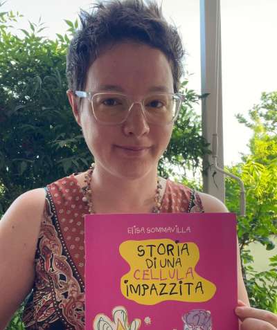 Elisa Sommavilla con so liber.
