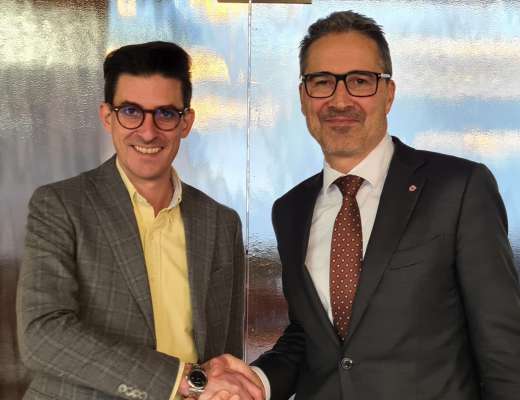L assessor regionèl a la mendranzes linguistiches Luca Guglielmi e l President de la Region Trentin Sudtirol Arno Kompatscher.  
