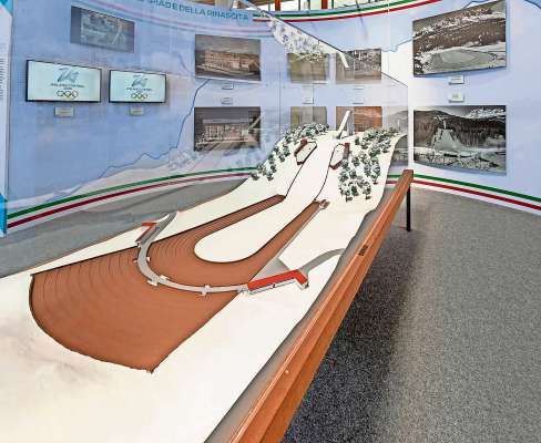 El souto de Śuel del 1956 fato in pizo, inze ra mostra su ra doa Olimpiades in Anpezo.
