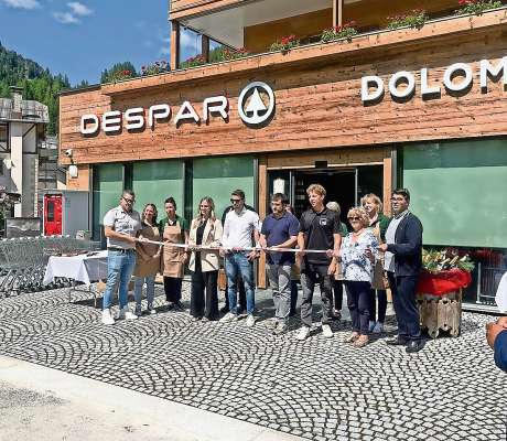 L tai de la vëta de la renovada boteiga »Despar Dolomites.
