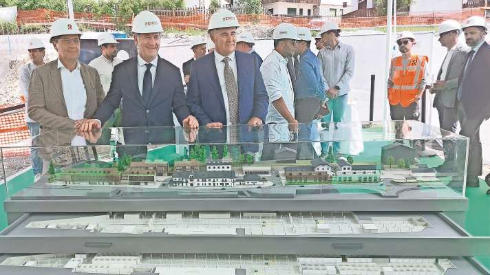 Luca Zaia presidente de ra Rejon Veneto el varda el cantier, aduna con Gianluca Lorenzi capocomun de Anpezo e Giovanni Rubini de ra dita Renco.
