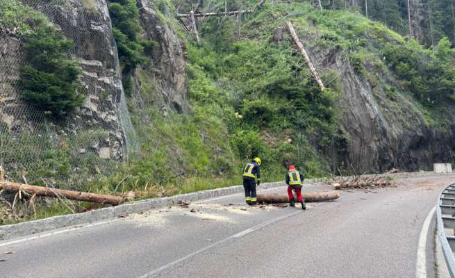 Mefodër ai 23 de jügn êl gnu jö lëgns sön la strada dla Val Badia. Sëgn vëgnel fat laurs da Longega ite. (Foto: Stödafüch San Martin)
