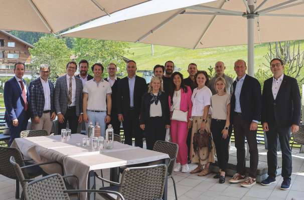 Da m.c.: L diretëur dla Lia di Osć dl Sudtirol Raffael Mooswalder, l vizepresidënt dla Lia di Osć dl Sudtirol Klaus Berger, l sëurastant de Gherdëina Nils Demetz, Matteo Rella (Urtijëi), l sëurastant de Sëlva Daniel Senoner, Alan Mahlknecht (Urtijëi), l sëurastant de Urtijëi Daniel Stuflesser, Nadia Grones (Urtijëi), l sëurastant di jëuni dla Lia di Osć de Gherdëina Gevin Prinoth, David Rier (Urtijëi), Karoline Senoner (Sëlva), Noah Stuffer (S. Cristina), la sëurastanta de S. Cristina Renate Senoner, Daniel Platzgummer (Sëlva), la secretera dla Lia di Osć dl Sudtirol Stephanie Dissertori, Michael Platzgummer (Sëlva) y Marco Perathoner (Sëlva).
