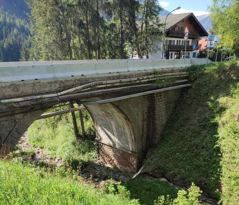 L Pont de Lejia a Sèn Jan é belebon malmetù e pericolous.
